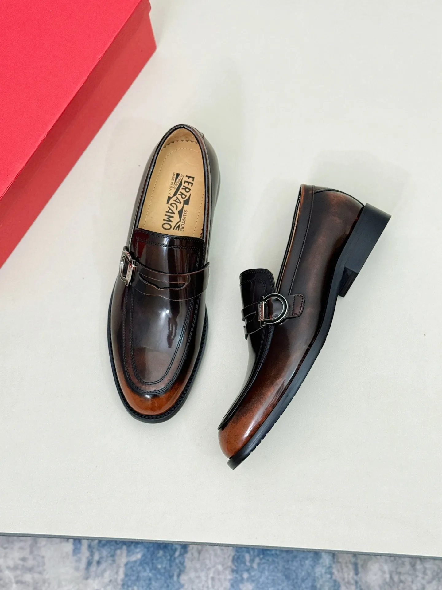 [Ferragamo] P: 560💰 Number of yards: 38~44 (45 orders are non-returnable) Ferragam's new men's formal leather shoes, the fabric is made of imported cowhide, with visible texture, heavy-duty stitching, dyed calfskin inside, standard logo cowhide feet, big-name experience, soft and comfortable on the feet, a men's favorite, special non-slip and wear-resistant rubber soles, easy to handle various occasions, with original box packaging!